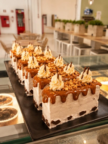 Fatia de Bolo de Doce de Leite da Artesanalle